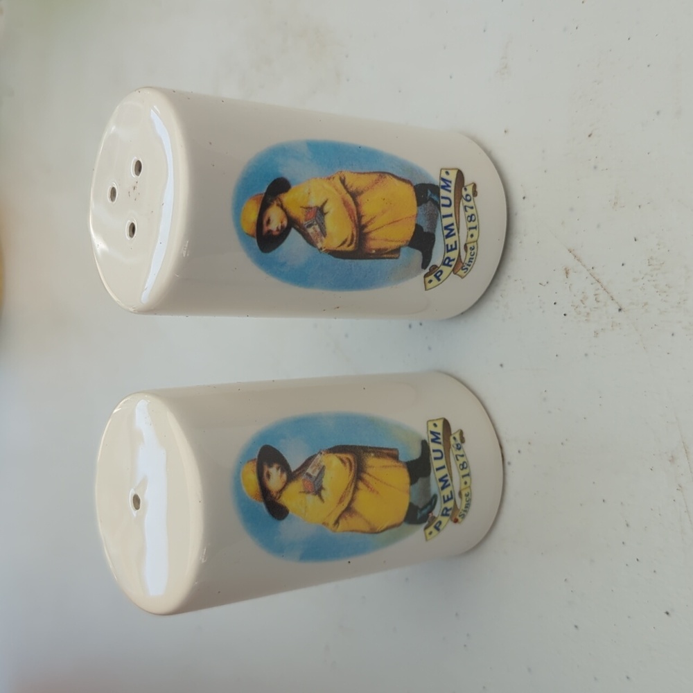 Vintage Morton salt salt pepper set